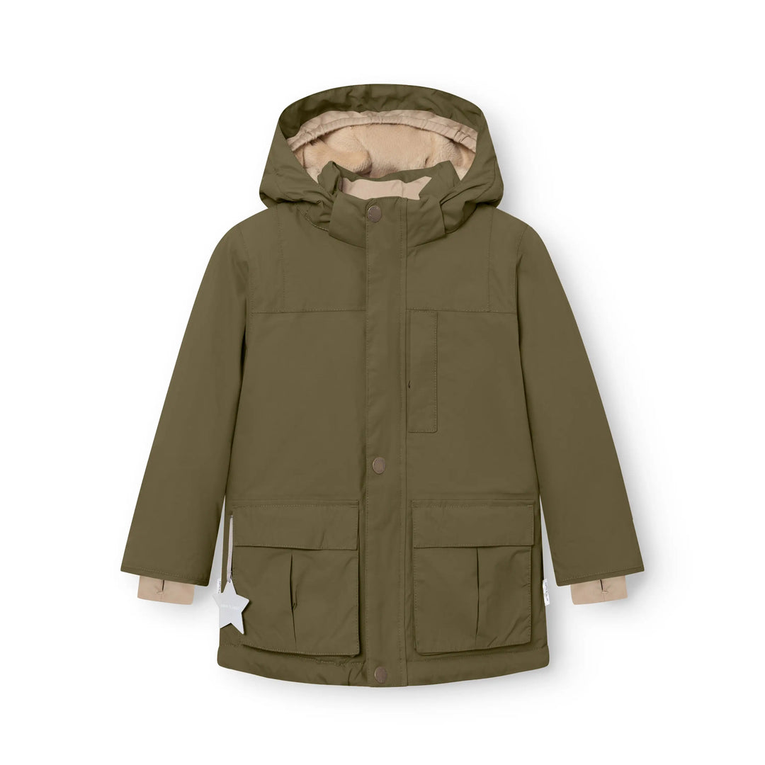 gefütterte, olivgrüne Winterjacke für Jungen mit abnehmbarer, gefütterter Kapuze, durchgehendem Reißverschluss mit verdeckender Knopfleiste, zwei aufgesetzten Jackentaschen und einer innenliegenden Brusttasche sowie Reflektor-Stern. Produktbild, Ansicht von vorne. 