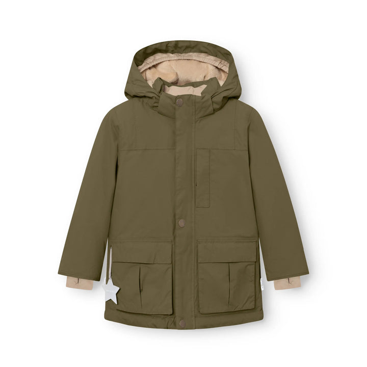 gefütterte, olivgrüne Winterjacke für Jungen mit abnehmbarer, gefütterter Kapuze, durchgehendem Reißverschluss mit verdeckender Knopfleiste, zwei aufgesetzten Jackentaschen und einer innenliegenden Brusttasche sowie Reflektor-Stern. Produktbild, Ansicht von vorne. 