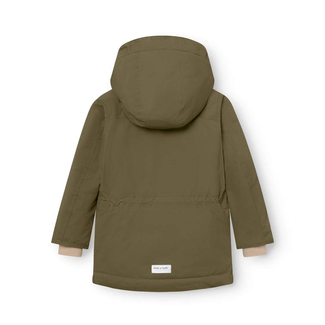 Mini A Ture Matkastorio fleece lined winter jacket GRS kalamata green Produktbild, Ansicht der Rückseite. Reflektierender Schriftzug am unterem Saum und innenliegender flexibler Gummizug auf Höhe der Hüfte. 