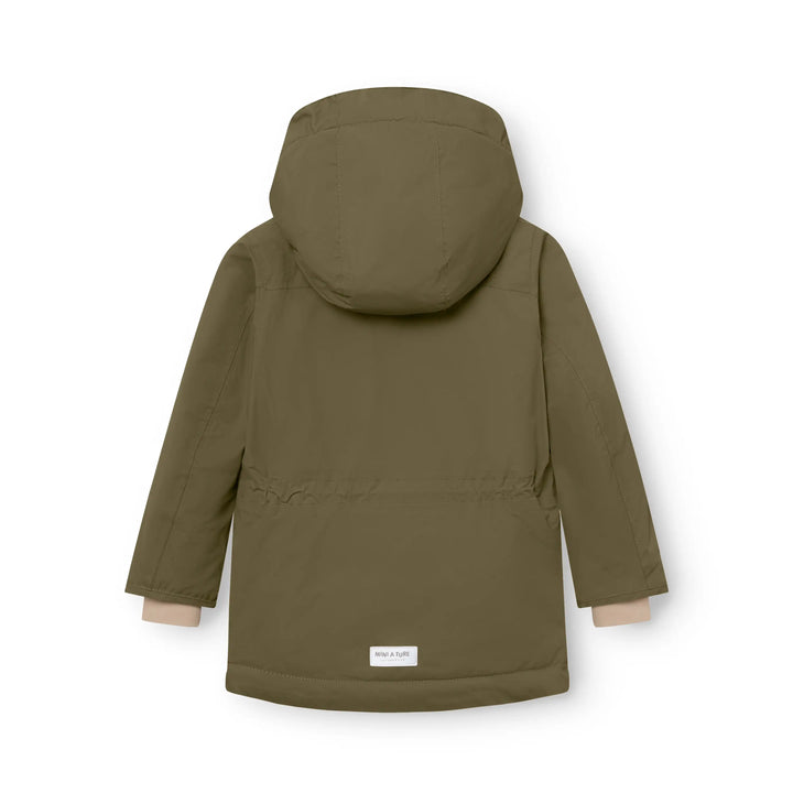 Mini A Ture Matkastorio fleece lined winter jacket GRS kalamata green Produktbild, Ansicht der Rückseite. Reflektierender Schriftzug am unterem Saum und innenliegender flexibler Gummizug auf Höhe der Hüfte. 