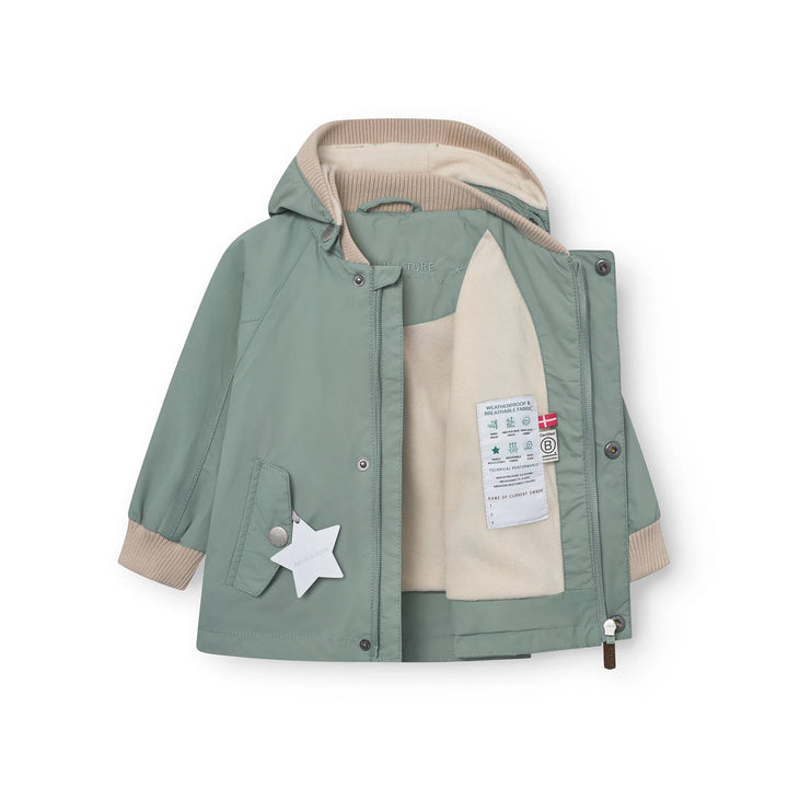 grau-grüne, wasserdichte und gefütterte Übergangsjacke für Kleinkinder aus recyceltem Nylon mit abnehmbarer Kapuze, Reißverschluss, Pattentaschen und Reflektoren. 