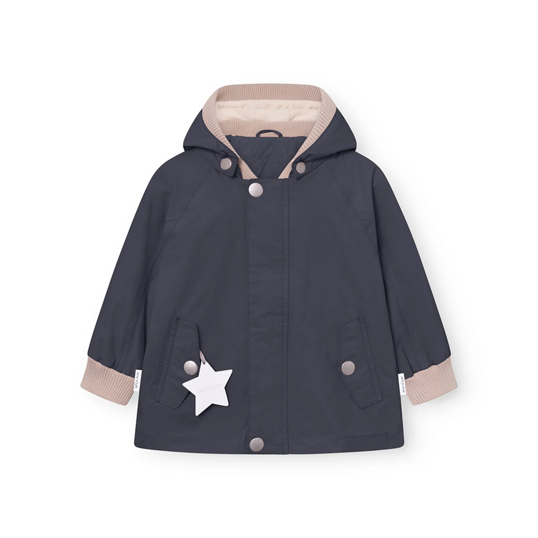 dunkelblaue, wasserdichte und gefütterte Übergangsjacke für Kleinkinder aus recyceltem Nylon mit abnehmbarer Kapuze, Reißverschluss, Pattentaschen und Reflektoren. 