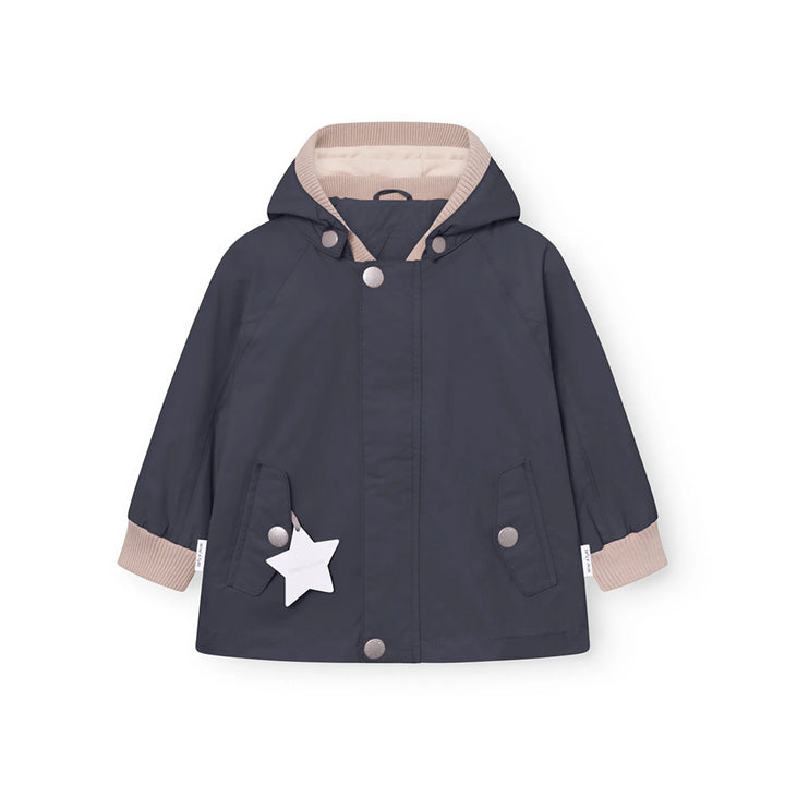 dunkelblaue, wasserdichte und gefütterte Übergangsjacke für Kleinkinder aus recyceltem Nylon mit abnehmbarer Kapuze, Reißverschluss, Pattentaschen und Reflektoren. 