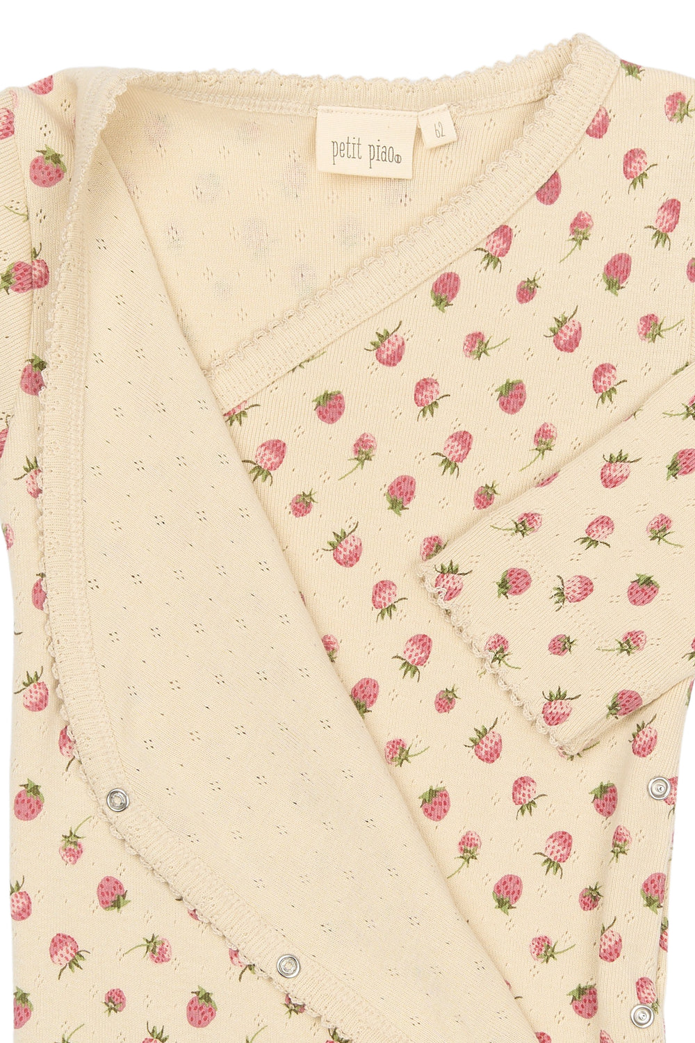 Petit Piao PPDea LS Body Fold NB Fog Strawberry Detailansicht Allover-Print mit Erdbeeren und Jersey-Qualität mit feinem Lochmuster