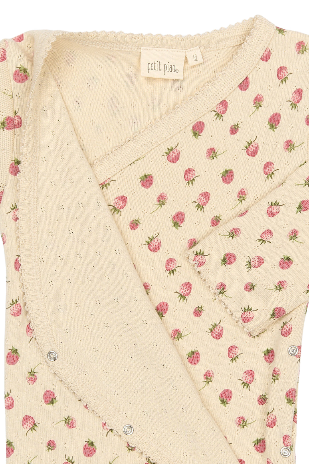 Petit Piao PPDea LS Body Fold NB Fog Strawberry Detailansicht Allover-Print mit Erdbeeren und Jersey-Qualität mit feinem Lochmuster
