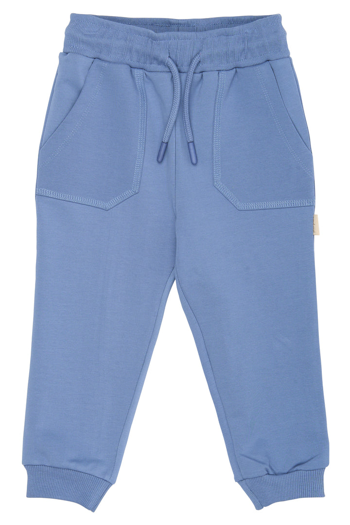 hellblaue Jogginghose für Jungen aus Bio-Baumwolle mit aufgesetzten Seitentaschen, gerippten Bündchen und Kordelzug