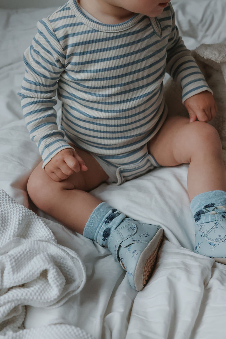Petit Piao PPSky LS Body Infinity Striped getragen von einem sitzenden Babys, Anblick von oben vorne