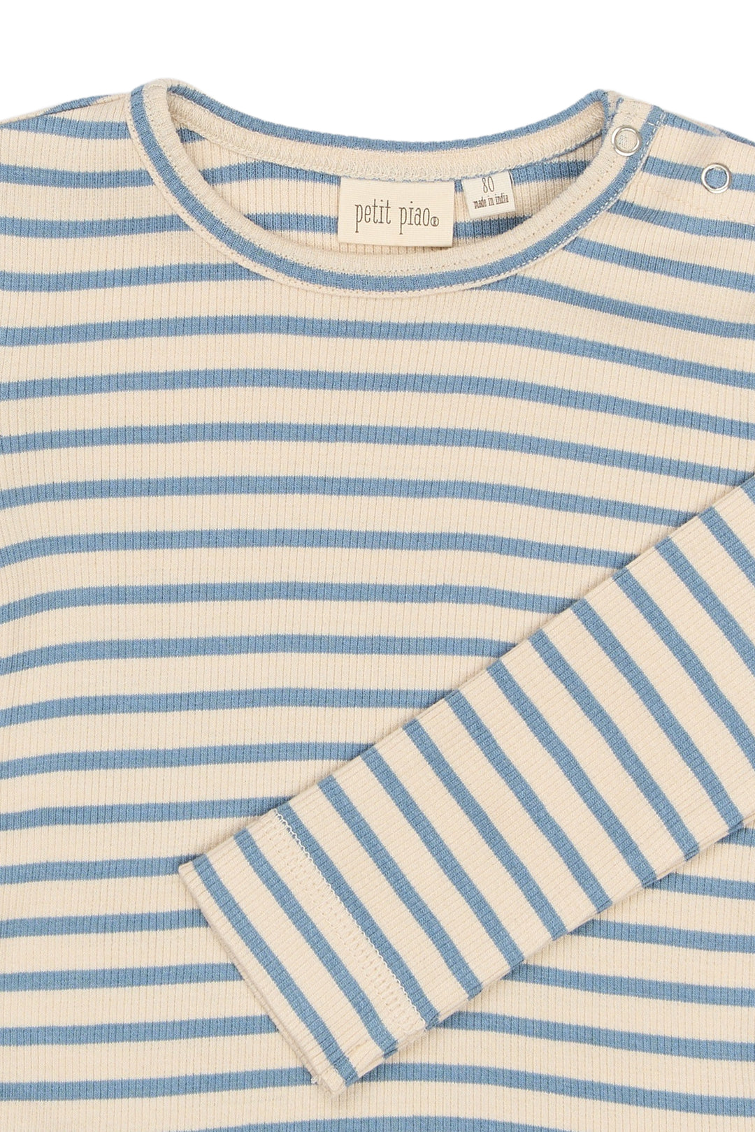 Petit Piao PPSky LS Tee Infinity Striped Porduktbild, Detailansicht Rundhalsausschnitt und Ärmelsaum mit Blick auf gerippte Jersey-Qualität und Streifenmuster