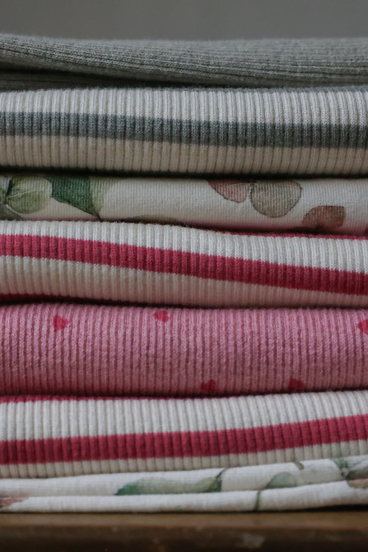 Petit Piao PPSonja Leggings Dusty Rose Heart AOP gestapelt mit anderen Leggings und Shirts mit verschiedenen Designs