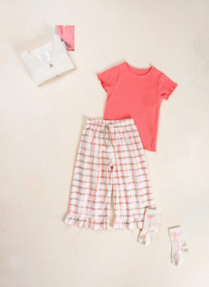 Play Up Flamé Rib T-Shirt stitch auf beigefarbenem Hintergrund liegend 