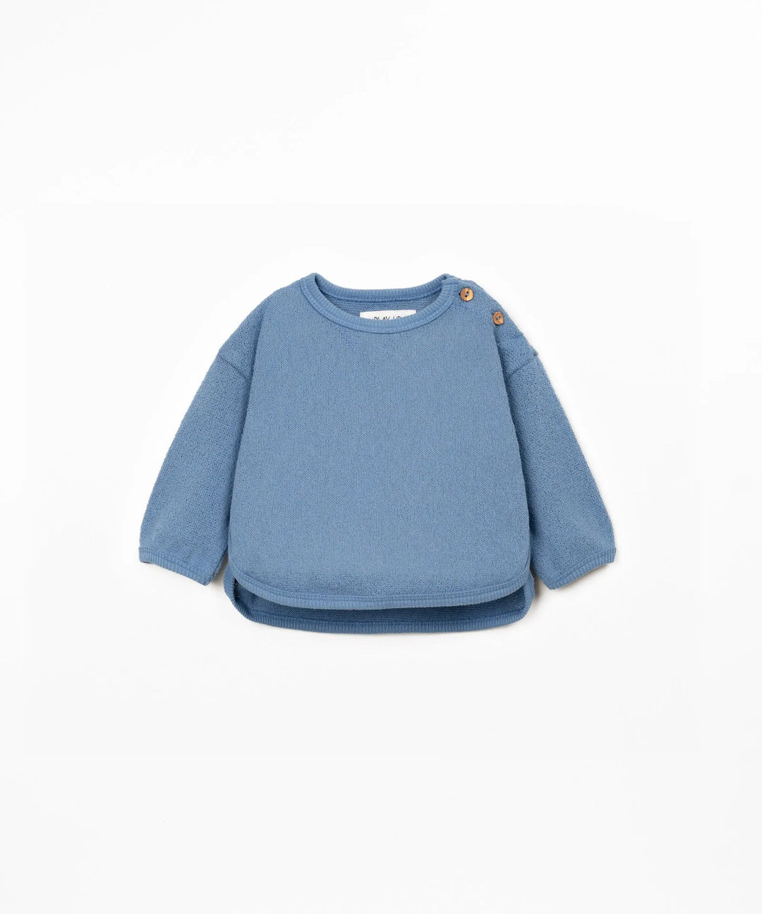 hellblauer Jersey Sweater für Babys und Kleinkinder mit lässigem boxy Schnitt, überschnittenen Schultern, Rundhalsausschnitt und Knöpfen auf der linken Schulter für ein leichtes An- und Ausziehen.