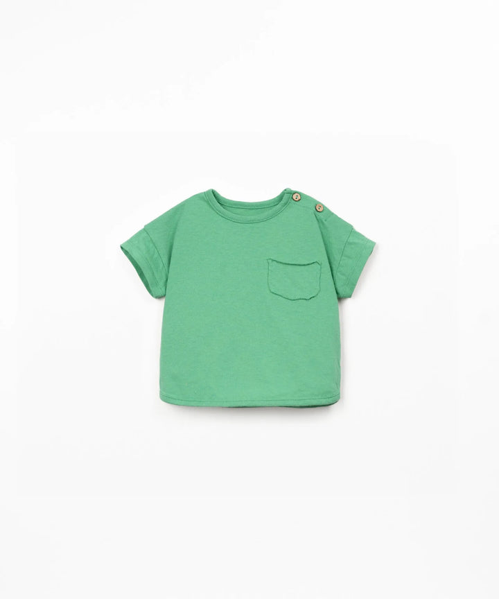 froschgrünes T-Shirt mit kurzem Arm für Babys aus Baumwolle, Rundhalsausschnitt, Knöpfen auf der linken Schulter für leichtes An- und Ausziehen und kleiner Brusttasche auf der linken Seite