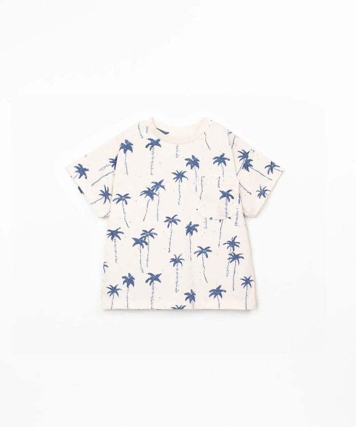 weißes T-Shirt für Jungen mit blauem Palmen Allover Print, kurzem Arm, Rundhalsausschnitt, kleine Brusttasche auf der linken Seite