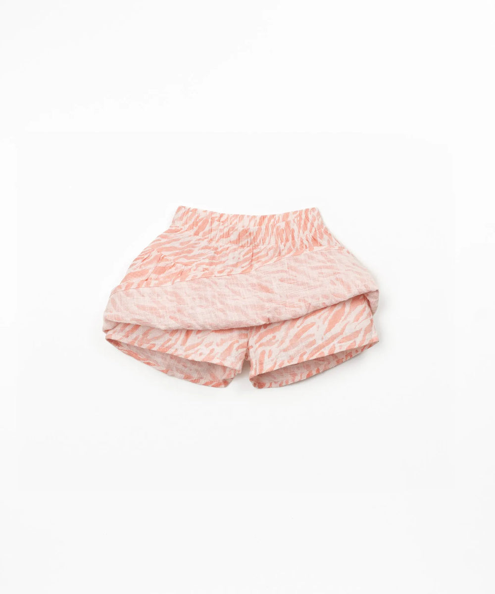 Play Up Printed Woven Skort floral Ansicht von vorne mit gelupftem Rock mit Blick auf die integrierte Shorts