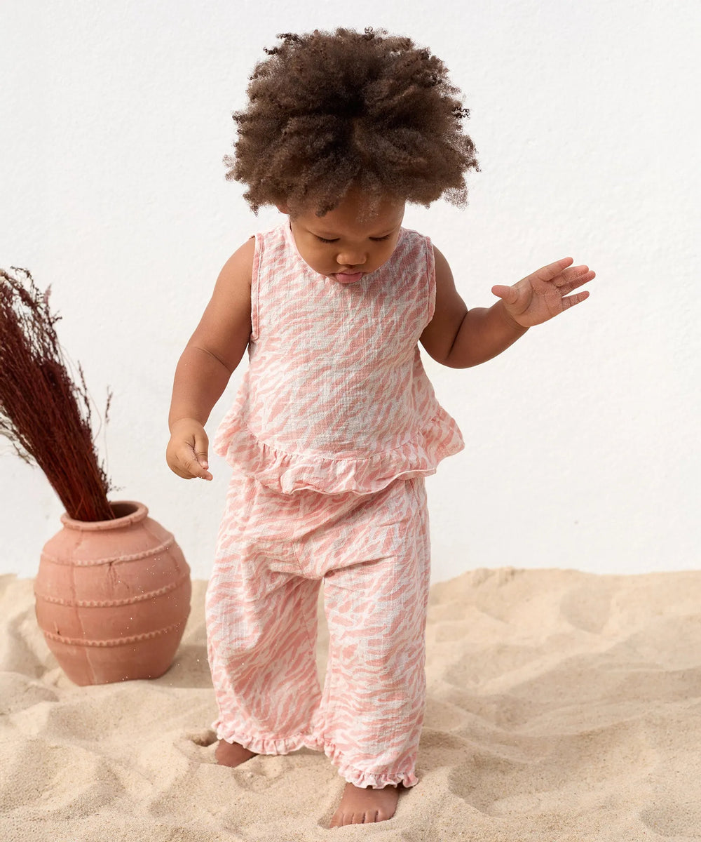 Play Up Printed Woven Trousers floral getragen von einem kleinen Mädchen, Ansicht von vorne