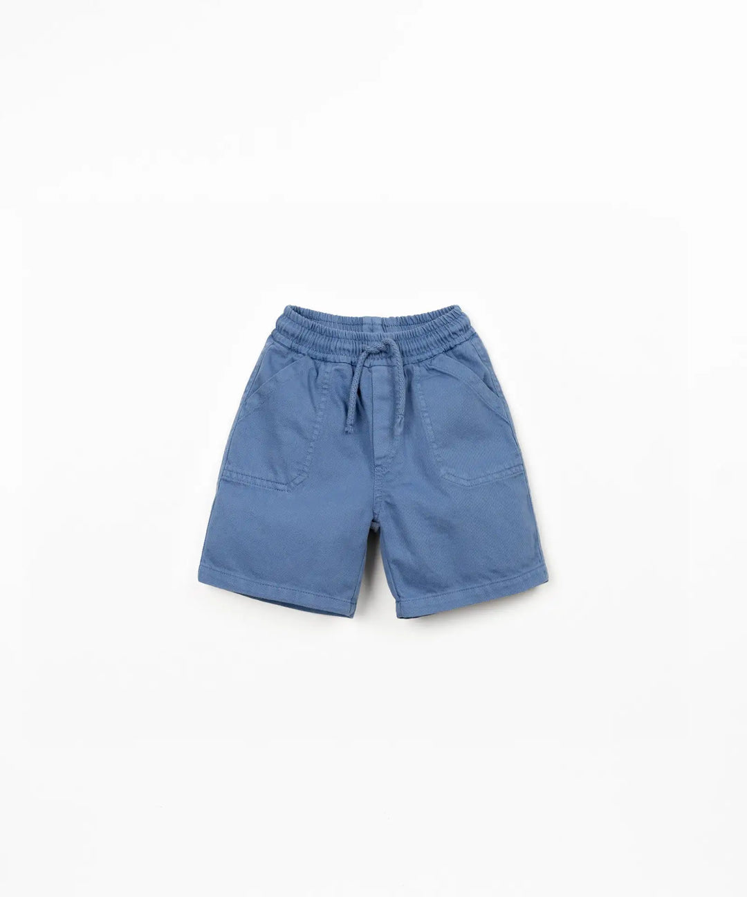 blaue Shorts für Jungen aus 100% Baumwolle mit verstellbarem Gummibund, seitlichen Eingriffstaschen und einer Gesäßtasche, Produktbild, Ansicht von vorne