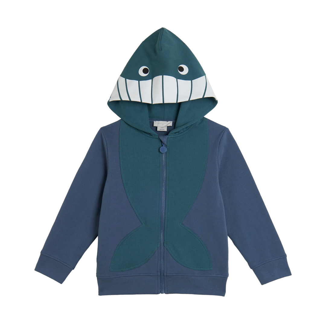 dunkelblaue Sweatjacke für Jungen aus 100% Baumwolle mit appliziertem Hai auf der Vorderseite, dessen Kopf und Zähne die Kapuze darstellt. Mit durchgehendem Reißverschluss.