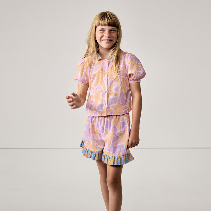 Stella McCartney TY6B59 Starfish Cotton Voile Shorts purple/multicolor getragen von einem Mädchen vor weißem Hintergrund, Ansicht von vorne