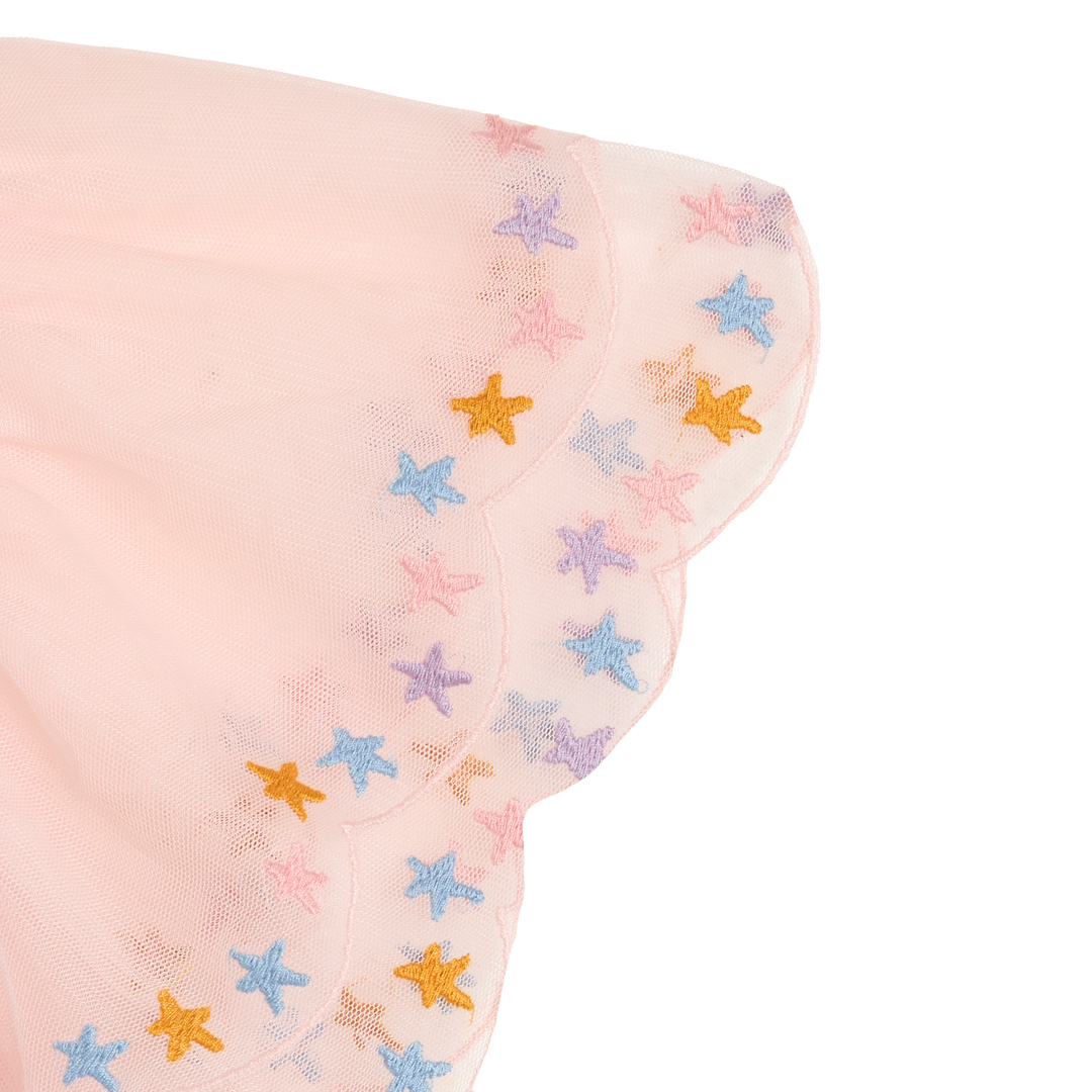 Stella McCartney TY8D11 Cotton Jersey Shirt white , Detailansicht rosafarbener Tüll-Ärmel mit bunten aufgestickten Sternen