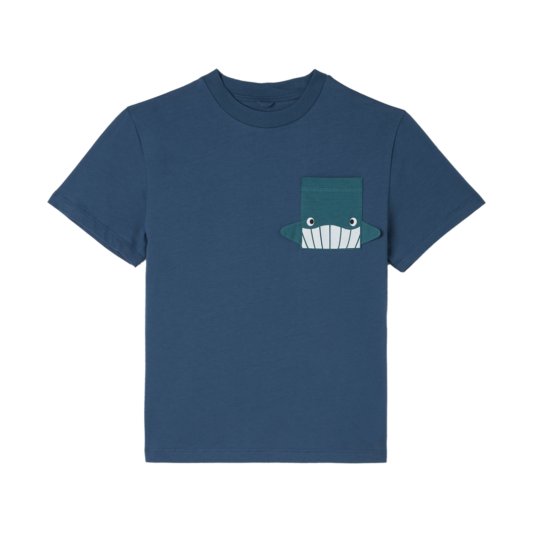 dunkelblaues Jersey T-Shirt für Jungen aus 100% Baumwolle mit kleiner petrolfarbener Brusttasche in Form eines Hais auf der linken Seite, Rundhalsausschnitt