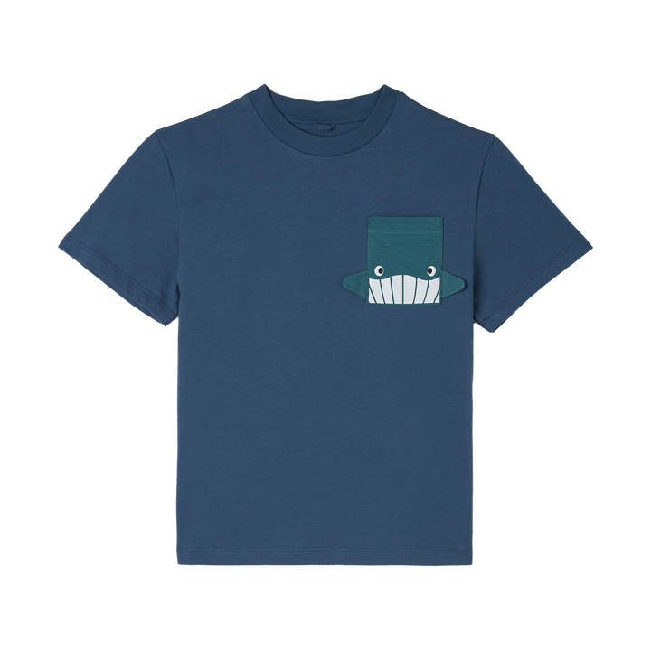 dunkelblaues Jersey T-Shirt für Jungen aus 100% Baumwolle mit kleiner petrolfarbener Brusttasche in Form eines Hais auf der linken Seite, Rundhalsausschnitt