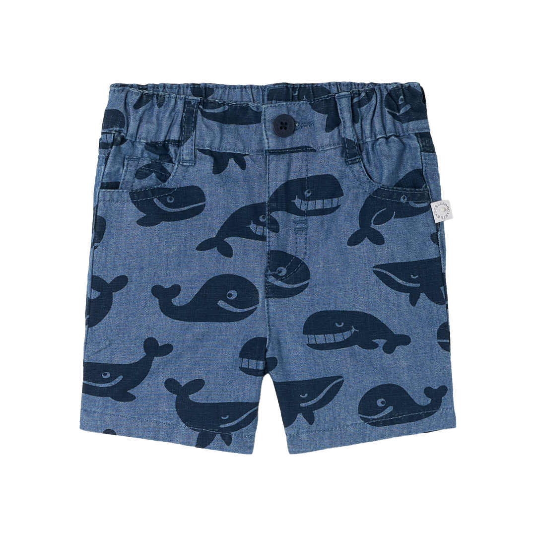 blaue Chambray Shorts für Babys aus 100% Baumwolle (denim) mit dunkelblauem Wal-Allover-Print, Gummibund, seitlichen Eingriffstaschen und zwei Gesäßtaschen. Produktbild, Ansicht von vorne