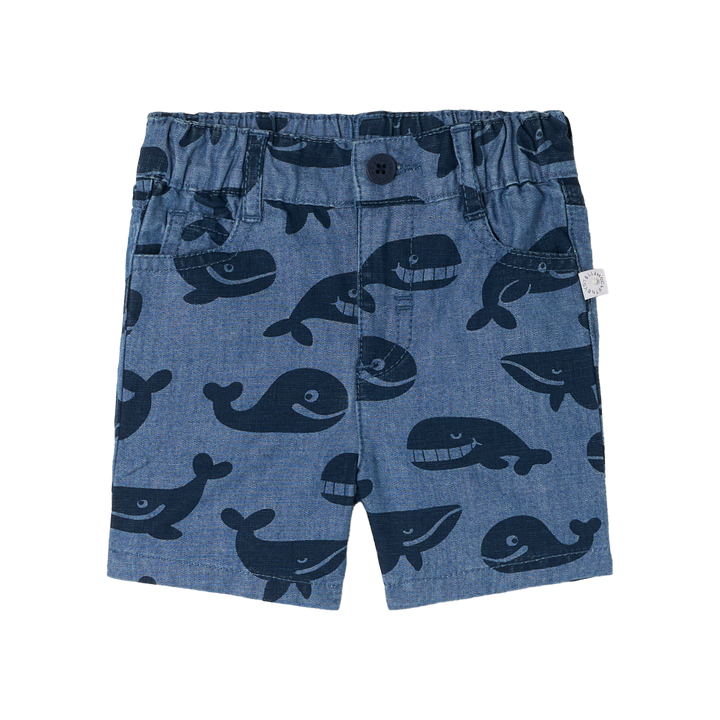blaue Chambray Shorts für Babys aus 100% Baumwolle (denim) mit dunkelblauem Wal-Allover-Print, Gummibund, seitlichen Eingriffstaschen und zwei Gesäßtaschen. Produktbild, Ansicht von vorne