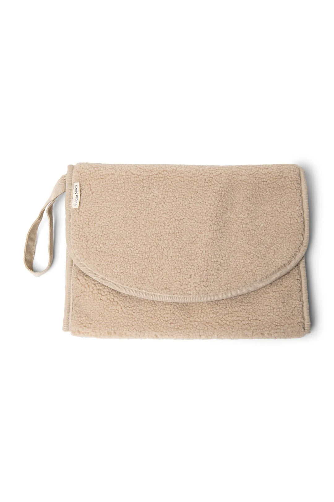 cremefarbene Wickeltunterlage mit integrierten Fächern, zusammenklappbar mit Magnetverschluss zum leichten Verstauen, außen mit Teddyfell, innen mit abwischbarer Beschichtung. 