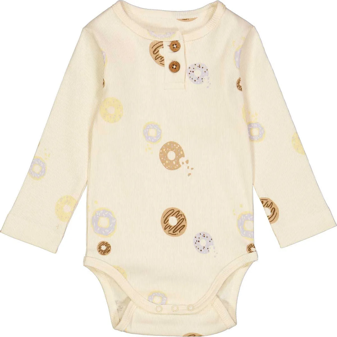 cremefarbener langärmeliger Body mit buntem Donut Allover-Print, aus gerippter Jersey-Struktur, mit Rundhalsausschnitt mit zwei Knöpfen. Druckknopfverschluss im Windelbereich. Produktbild, Ansicht von vorne. 