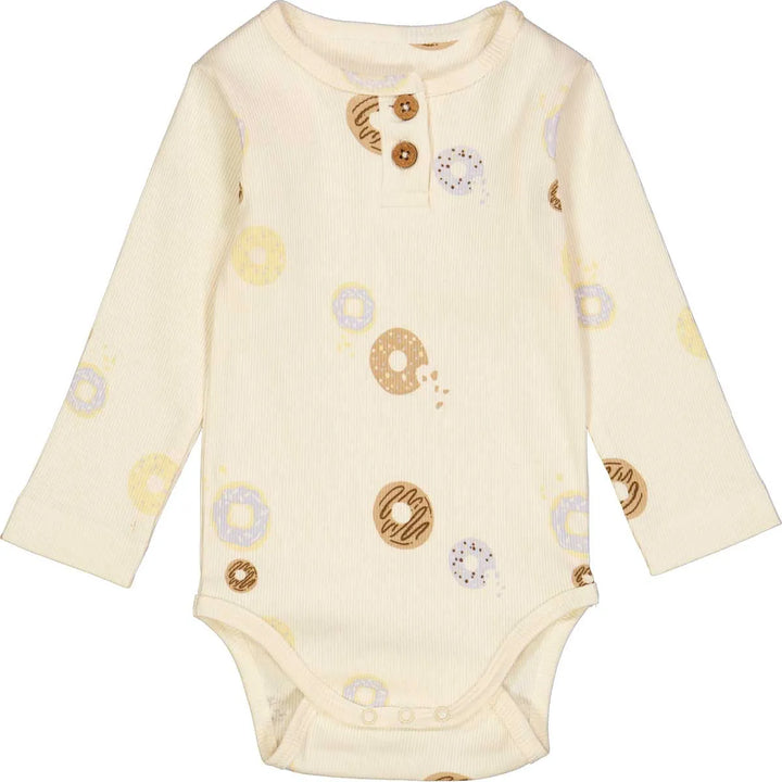 cremefarbener langärmeliger Body mit buntem Donut Allover-Print, aus gerippter Jersey-Struktur, mit Rundhalsausschnitt mit zwei Knöpfen. Druckknopfverschluss im Windelbereich. Produktbild, Ansicht von vorne. 