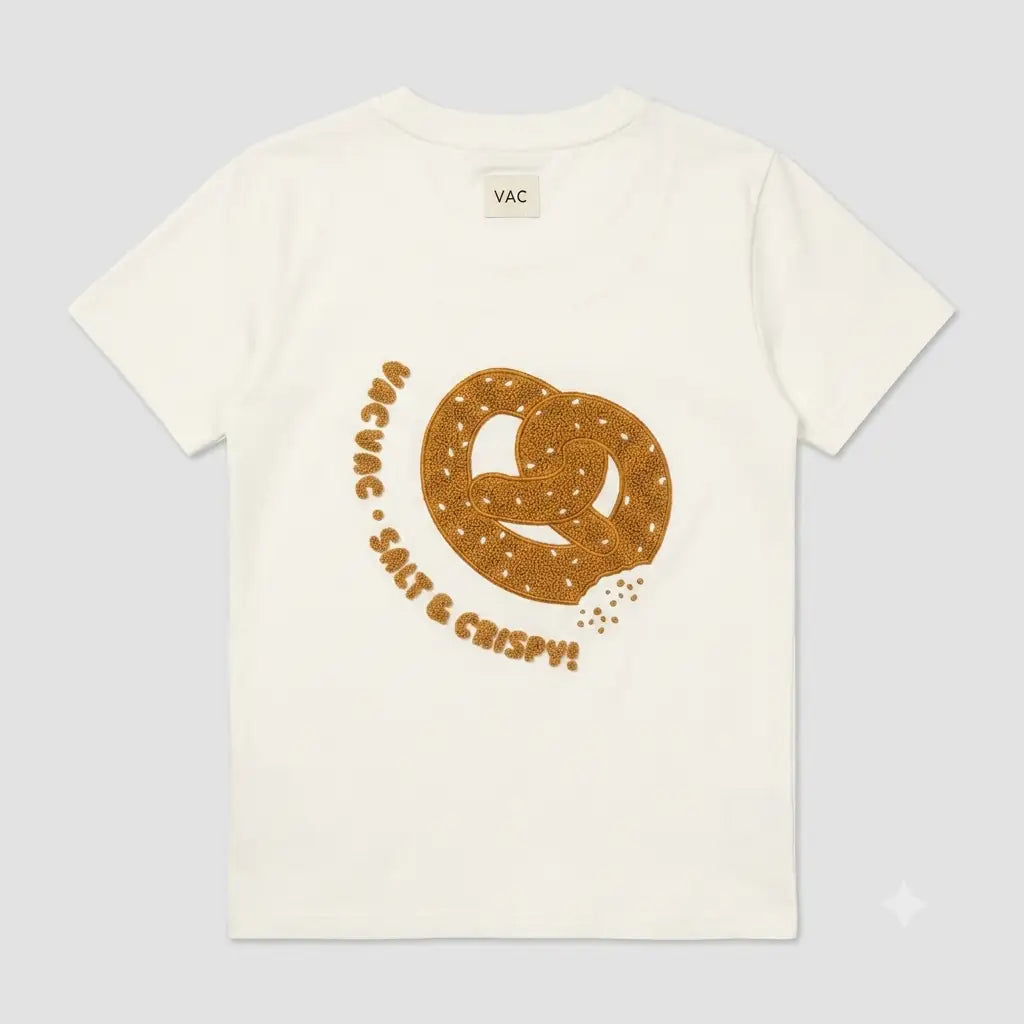 Vacvac_Mission_Tee_greige Produktbild, Ansicht der Rückseite mit großer geflockter Bretzel und dem geflocktem Schriftzug Vacvac - salt & crispy!