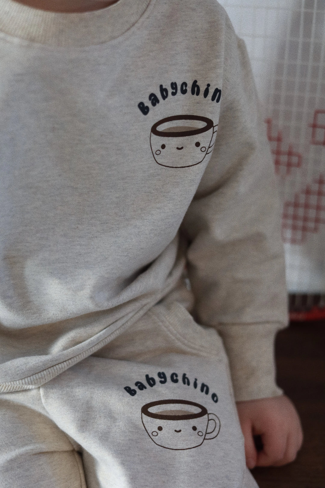 Sweatshirt Sweathose grau beige Aufdruck Babychino