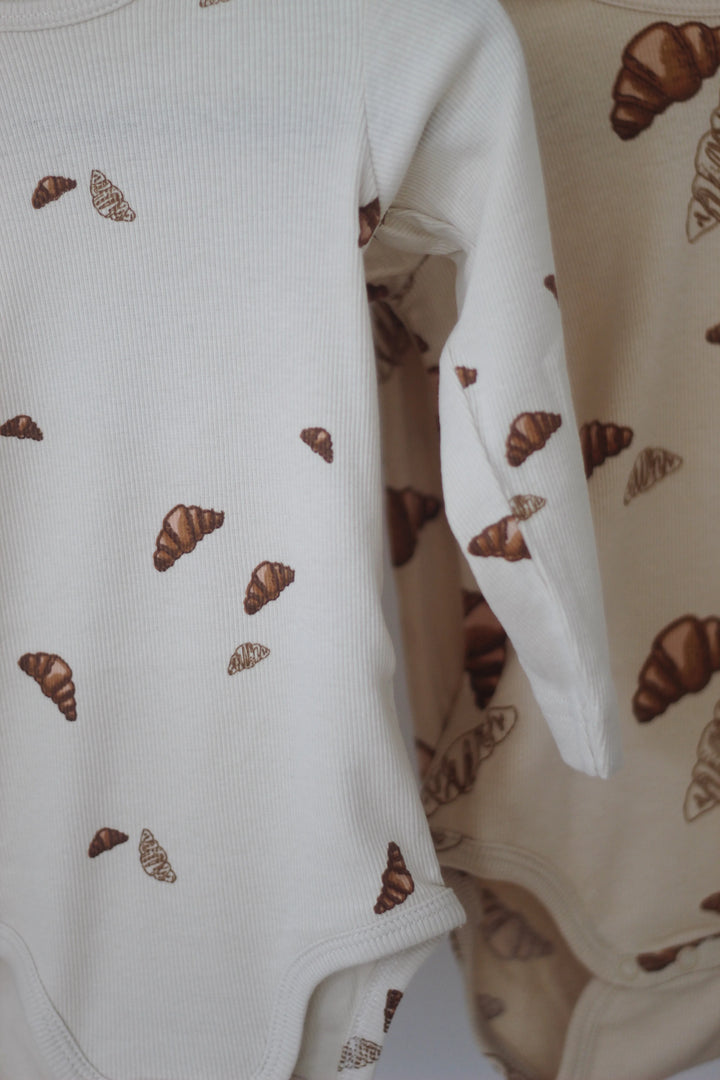 Body beigefarben Rippstruktur Aufdruck Croissants Baumwolle