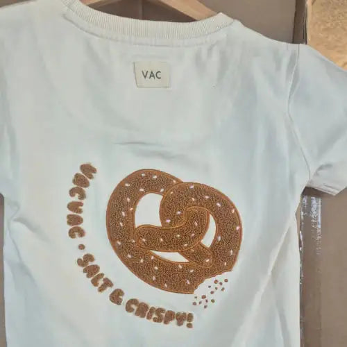 Vacvac_Mission_Tee_greige Detailansicht geflockte Bretzel