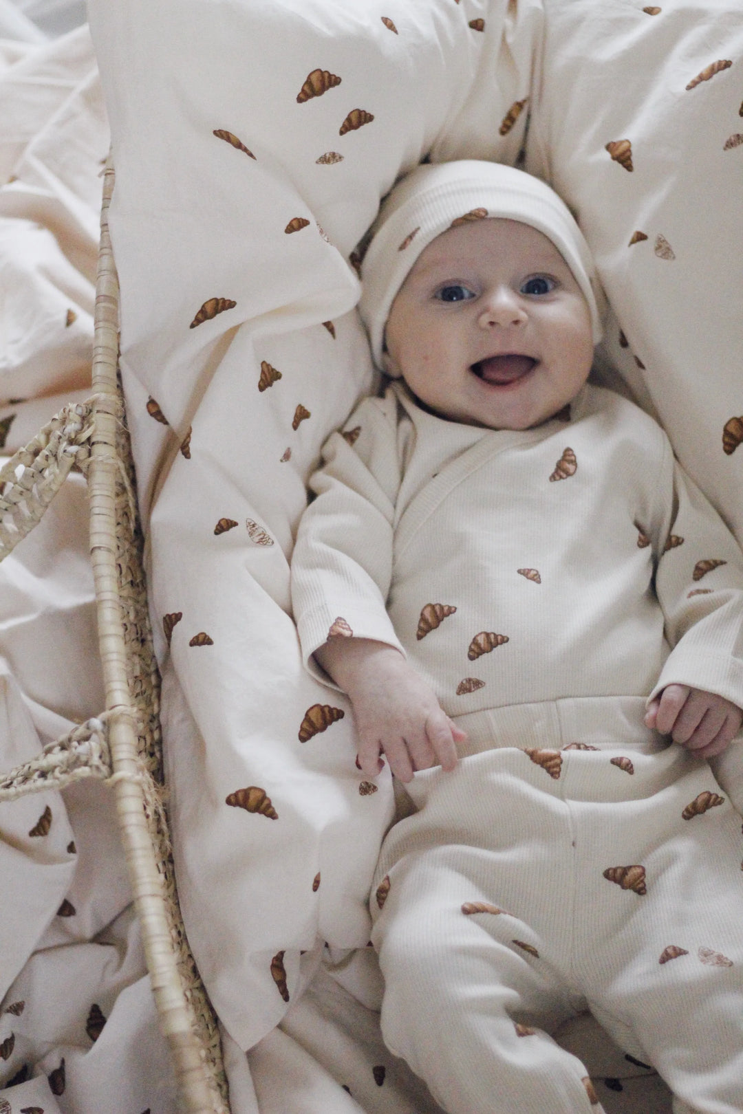 Set Body Hose Mütze Rippstruktur Aufdruck Croissants Bio-Baumwolle