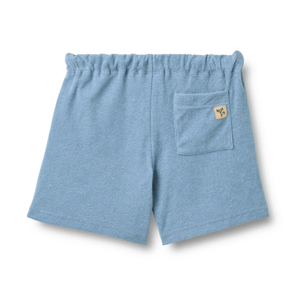 Wheat 2960-063-GOTS Jersey Shorts Kalle faded denim Produktbild, Ansicht der Rückseite, eine Gesäßtasche auf der rechten Seite mit Wheat-Label