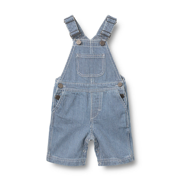 dunkelblaue Jeans-Latzhose für Babys und Kinder mit feinen vertikalen Streifen, kurzem Bein, verstellbaren Hosenträgern, seitlichen Eingriffstaschen und einer Tasche auf Höhe des Bauches