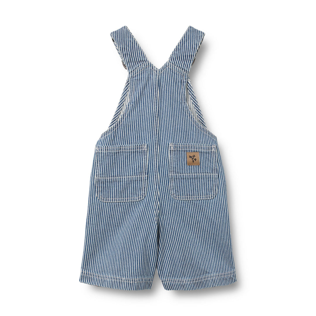 Wheat Overall Shorts Lykke denim stripe Produktbild, Ansicht der Rückseite, zwei Gesäßtaschen, davon auf einer das aufgenähte Label von Wheat