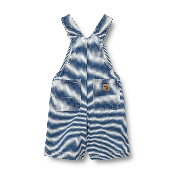 Wheat Overall Shorts Lykke denim stripe Produktbild, Ansicht der Rückseite, zwei Gesäßtaschen, davon auf einer das aufgenähte Label von Wheat