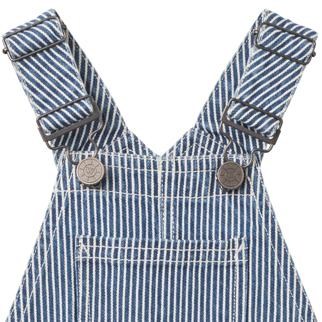 Wheat Overall Shorts Lykke denim stripe Detailansicht Verschluss Hosenträger 