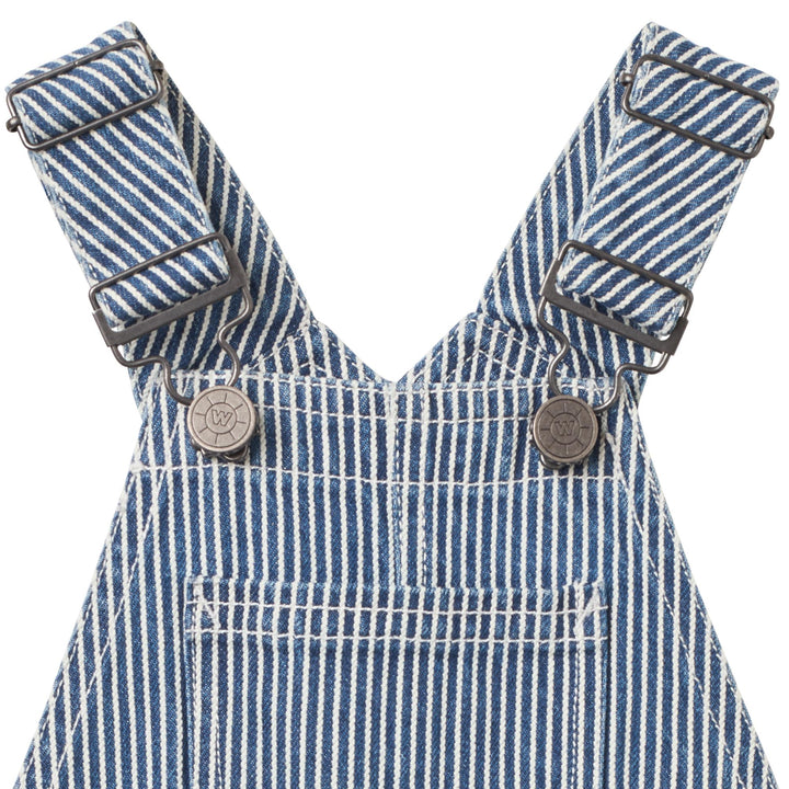 Wheat Overall Shorts Lykke denim stripe Detailansicht Verschluss Hosenträger 