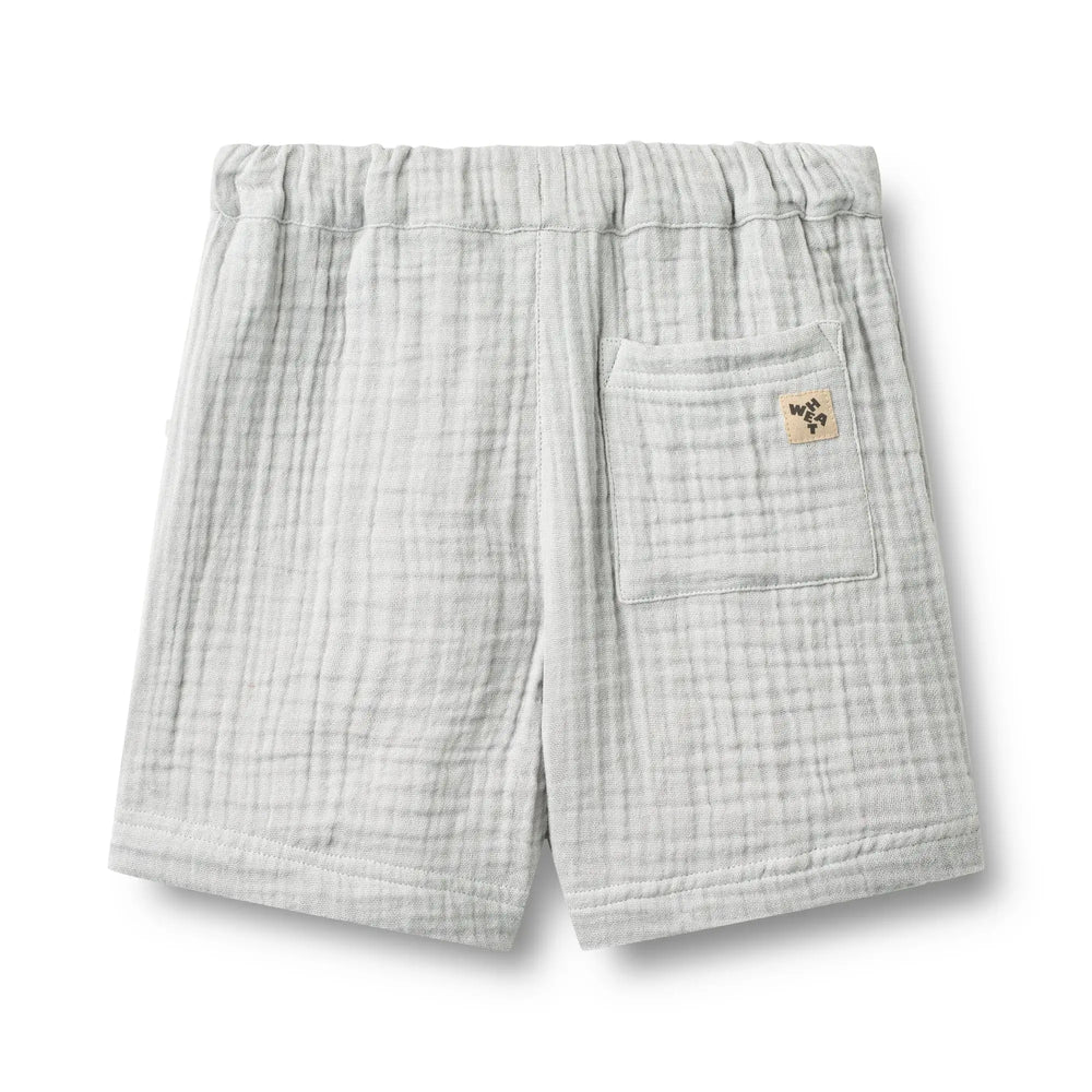 Wheat Shorts Atlasz light blue Produktbild, Ansicht der Rückseite, Gesäßtasche auf der rechten Seite mit aufgesticktem Wheat-Label