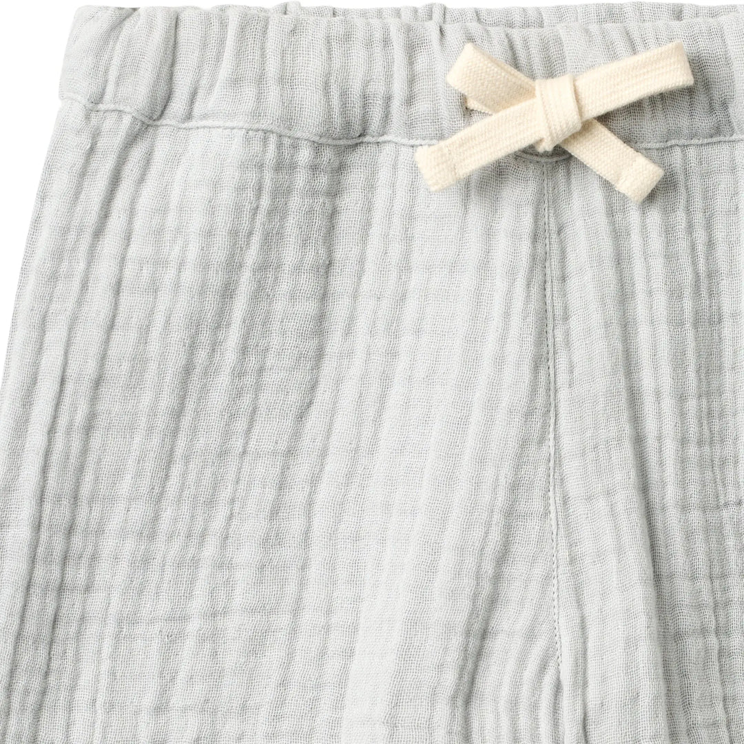 Wheat Shorts Atlasz light blue Detailansicht Musselin-Qualität und Gummibund mit Kordelzug