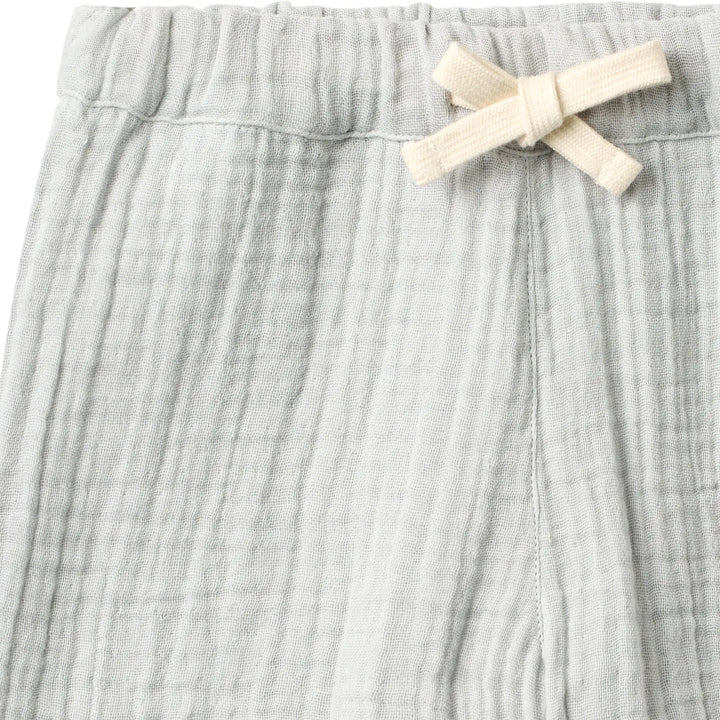 Wheat Shorts Atlasz light blue Detailansicht Musselin-Qualität und Gummibund mit Kordelzug