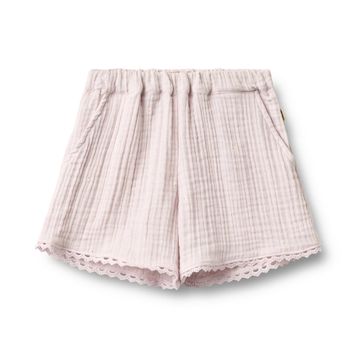 hell-lilafarbene Shorts für Mädchen aus Bio-Baumwolle mit weitem Bein, Gummibund, seitlichen Eingriffstaschen und Spitzensaum am Beinabschluss