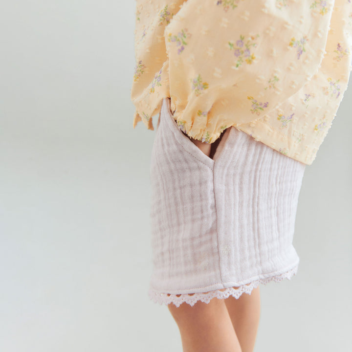 Wheat Shorts Lace Eileen purple light flowers getragen von einem Mädchen, Ansicht von der Seite