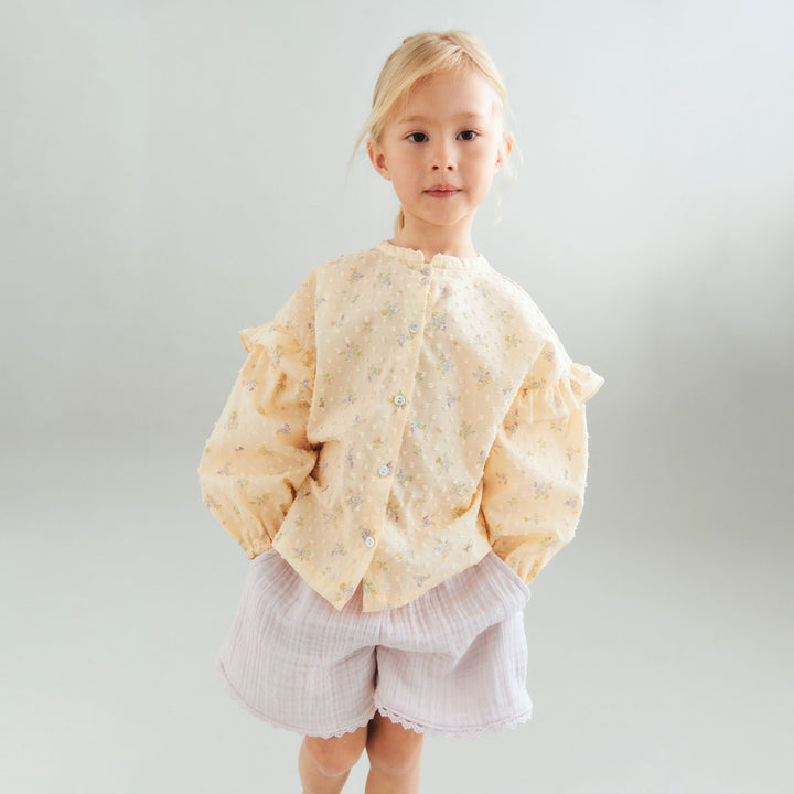 Wheat Shorts Lace Eileen purple light flowers getragen von einem Mädchen, Ansicht von vorne
