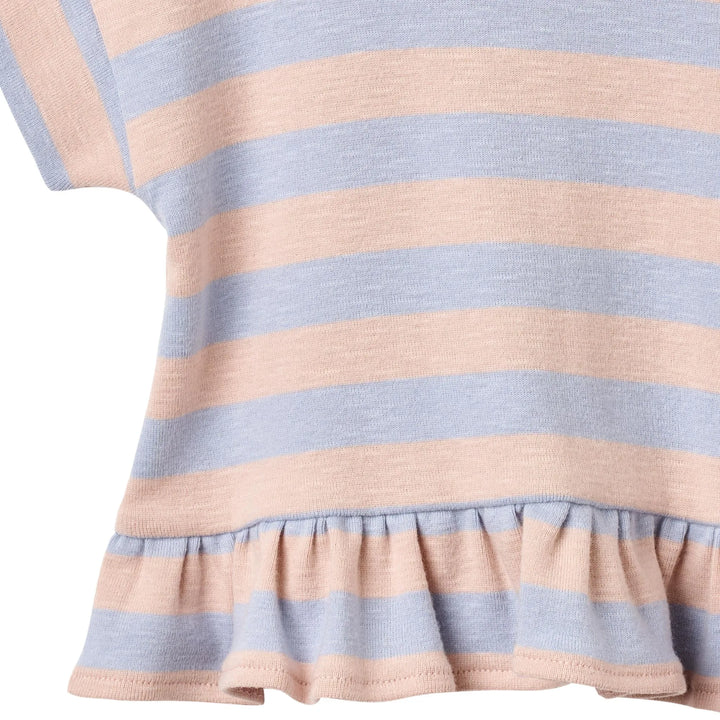 Wheat T-Shirt Marie powder stripe  bis Größe 92, Detailansicht Streifenmuster und Rüschen am Saum 