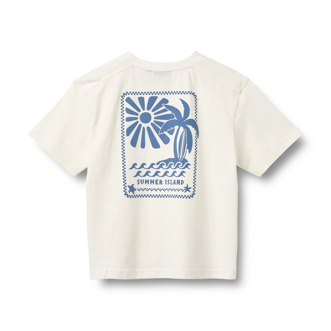 Wheat T-shirt S/S Benno cloud Produktbild, Ansicht der Rückseite, großer blauer Print in Form von Wellen, Sonne, Insel mit Palme und Surfbrett