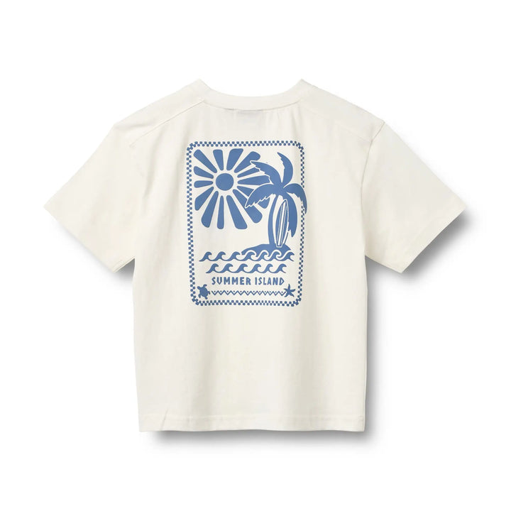 Wheat T-shirt S/S Benno cloud Produktbild, Ansicht der Rückseite, großer blauer Print in Form von Wellen, Sonne, Insel mit Palme und Surfbrett